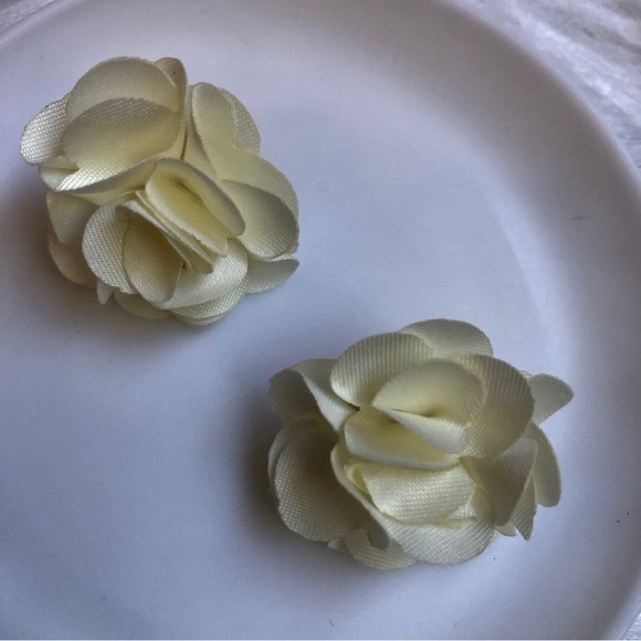 Beige/cream floral stud earrings with vintage style display - Picture 4 of 7